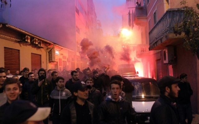 Les manifestants marchent vers la préfecture à Ajaccio lors d'une manifestation le 26 décembre 2015 (Crédit : Yannick Graziani/AFP)
