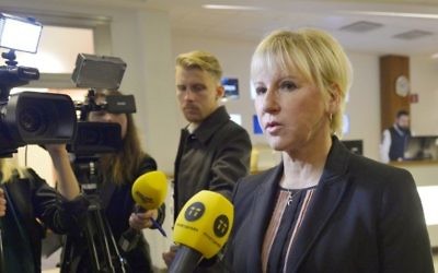 La ministre suédoise des Affaires étrangères, Margot Wallstrom, faisant une déclaration aux médias sur les attentats terroristes à Paris, à Stockholm en Suède, 14 novembre 2015 (Crédit : AFP / TT AGENCE DE NOUVELLES / HENRIK MONTGOMERY)
