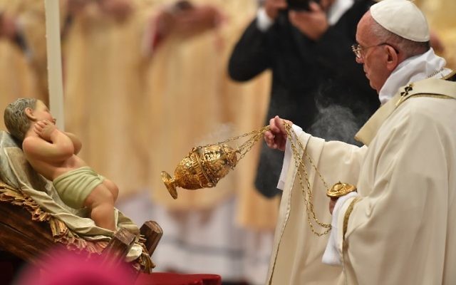 François balance un encensoir en face d'une statue de l'enfant Jésus, alors qu'il célèbre une messe la veille de Noël marquant la naissance de Jésus-Christ le 24 décembre 2015 à la basilique Saint-Pierre au Vatican.(Crédit : AFP PHOTO / VINCENZO PINTO) François balance un encensoir en face d'une statue de l'enfant Jésus, alors qu'il célèbre une messe la veille de Noël marquant la naissance de Jésus-Christ le 24 décembre 2015 à la basilique Saint-Pierre au Vatican.(Crédit : AFP PHOTO / VINCENZO PINTO)