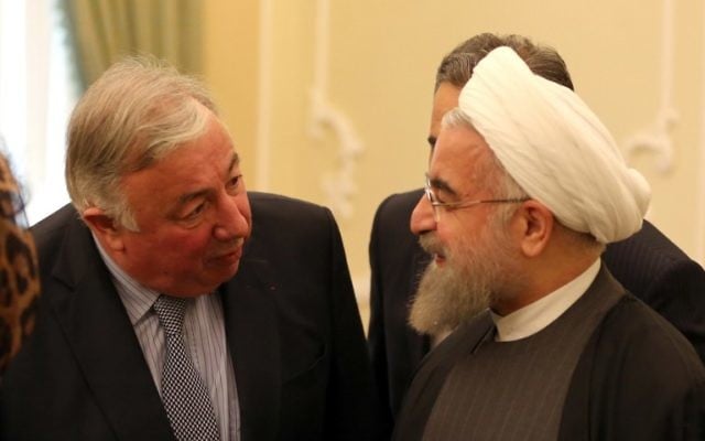 Le président iranien Hassan Rouhani (d) rencontre le président du Sénat français Gérard Larcher à Téhéran le 20 décembre 2015. (Crédit : AFP PHOTO / ATTA KENARE)