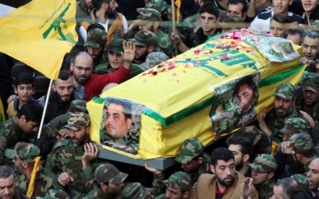 Les membres de la milice chiite libanaise Hezbollah portent le cercueil de Samir Kuntar lors de son enterrement près de Beyrouth, le lundi 21 décembre 2015 (Crèdit photo: Anwar Amro / AFP) Les membres de la milice chiite libanaise Hezbollah portent le cercueil de Samir Kuntar lors de son enterrement près de Beyrouth, le lundi 21 décembre 2015 (Crèdit photo: Anwar Amro / AFP)
