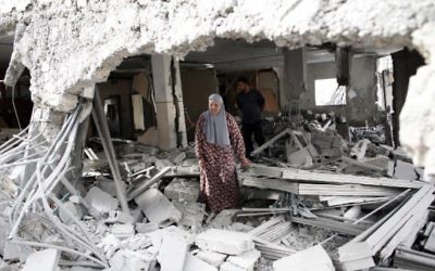 Photo illustrative d'une femme palestinienne marchant au milieu des décombres d'une maison après que les forces de sécurité israéliennes ont démoli les maisons de deux terroristes palestiniens dans le quartier palestinien de Jabal Mukaber à Jérusalem-Est, le 6 octobre, 2015. (AFP / THOMAS COEX)