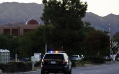 Une voiture de patrouille du California Highway Patrol alors que le soleil se lève sur le Centre régional le 3 décembre 2015 à San Bernardino, en Californie, un jour après où 14 personnes ont été tuées dans une fusillade  (Crédit : AFP PHOTO / PATRICK T. FALLON / AFP / Patrick T. Fallon)