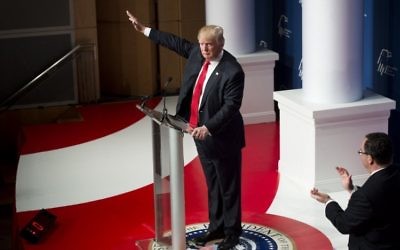 Le candidat aux primaires du parti républicains en vue des élections présidentielles, Donald Trump, pendant son discours au Republican Jewish Coalition 2016 à Washington, le 3 décembre 2015 (Crédit : AFP PHOTO / SAUL LOEB)