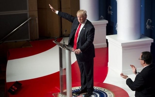 Le candidat aux primaires du parti républicains en vue des élections présidentielles, Donald Trump, pendant son discours au Republican Jewish Coalition 2016 à Washington, le 3 décembre 2015 (Crédit : AFP PHOTO / SAUL LOEB)