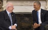 Le président américain Barack Obama (d) parle avec le président israélien Reuven Rivlin lors d'une réunion bilatérale à la Maison Blanche à Washington, DC, le 9 décembre 2015. (Crédit : AFP PHOTO / JIM WATSON)