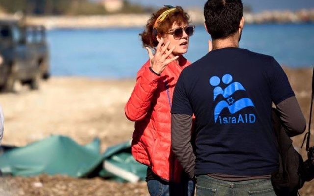 Susan Sarandon et Yotam Polizer (Crédit : Facebook/IsraAID: The Israel Forum for International Humanitarian Aid) Susan Sarandon et Yotam Polizer (Crédit : Facebook/IsraAID: The Israel Forum for International Humanitarian Aid)
