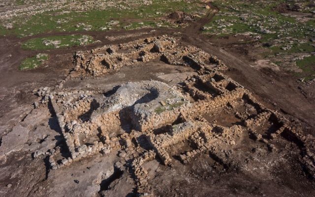Une photo aérienne de la vieille ferme qui date de 2 700 ans près de Rosh Haayin (Crédit : Griffin aerial  imagery)