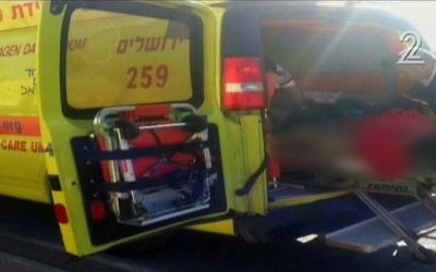 Une ambulance du Magen David Adom à la Porte de Jaffa dans la Vieille Ville de Jérusalem, sur les lieux d'une attaque au couteau mercredi 23 décembre 2015 (Crédit : capture d'écran Deuxième chaîne)