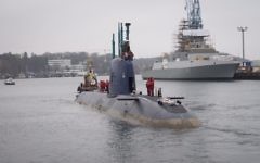 L'INS Rahav, un sous-marin de la classe Dolphin du constructeur naval allemand ThyssenKrupp, part du port allemand de Kiel en direction de Haïfa, le 17 décembre 2015. (Unité du porte-parole de l'IDF)