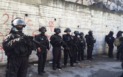Des policiers dans le camp de réfugiés de Shuafat, à Jérusalem Est. Illustration. (Crédit : police israélienne)