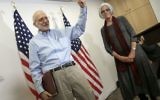 Alan Gross, libéré d'une prison cubaine dans la matinée précédente, apparaît lors d'une conférence de presse avec son épouse Judy à Washington peu après son arrivée aux Etats-Unis, le 17 décembre 2014 (Crédit : Win McNamee / Getty Images / via JTA)