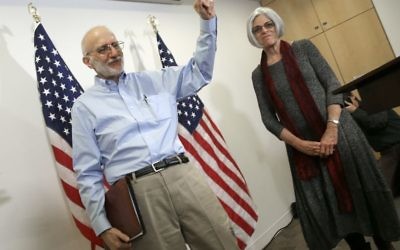 Alan Gross, libéré d'une prison cubaine dans la matinée précédente, apparaît lors d'une conférence de presse avec son épouse Judy à Washington peu après son arrivée aux Etats-Unis, le 17 décembre 2014 (Crédit : Win McNamee / Getty Images / via JTA)
