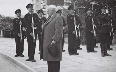 Le premier Premier ministre d'Israël David Ben Gourion se tient debout alors que l'hymne national, la Hatikva, est joué lors de la cérémonie d'ouverture de la Knesset en 1949. (Crédit : GPO / Hugo Mendelson)