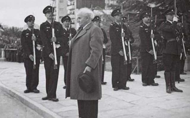 Le premier Premier ministre d'Israël David Ben Gourion se tient debout alors que l'hymne national, la Hatikva, est joué lors de la cérémonie d'ouverture de la Knesset en 1949. (Crédit : GPO / Hugo Mendelson) Le premier Premier ministre d'Israël David Ben Gourion se tient debout alors que l'hymne national, la Hatikva, est joué lors de la cérémonie d'ouverture de la Knesset en 1949. (Crédit : GPO / Hugo Mendelson)