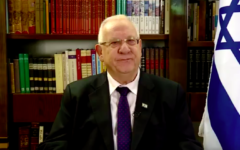 Le président Reuven Rivlin présente ses vœux pour Hanoukka, en décembre 2015. (Crédit : capture d'écran YouTube)