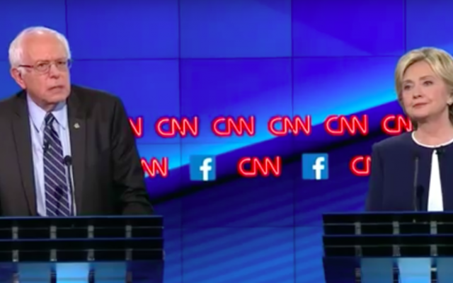 Hillary Clinton et Bernie Sanders lors d'un débat pour les primaires le 13 octobre 2015 (Crédit : capture d’écran YouTube/CNN)