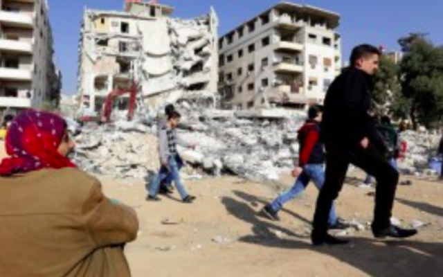 Des Syriens, le 20 décembre 2015, sur le site d'un raid aérien israélien présumé dans lequel le terroriste Samir Kuntar aurait été abattu à Jaramana, au sud-est de la capitale syrienne Damas (Crédit : LOUAI BESHARA / AFP) Des Syriens, le 20 décembre 2015, sur le site d'un raid aérien israélien présumé dans lequel le terroriste Samir Kuntar aurait été abattu à Jaramana, au sud-est de la capitale syrienne Damas (Crédit : LOUAI BESHARA / AFP)