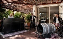 Raichel, le joueur à corde, Yogev Glusman, et le collaborateur de longue date et le batteur Gilad Shmueli sur la terrasse de la maison des parents de Raichel (Crédit : Autorisation Lior Keter)