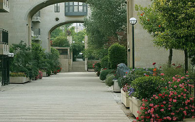 Construite en 1990 en face du quartier Mamilla, cette résidence fermée est la première ville fantôme de Jérusalem (Crédit : Wiki Commons)