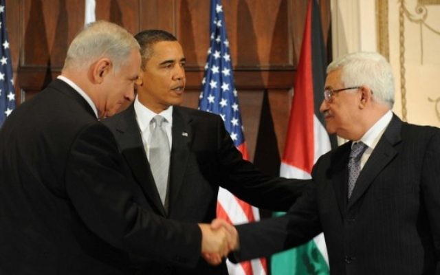 De gauche à droite : le Premier ministre Benjamin Netanyahu, le président américain Barack Obama et le président de l'Autorité palestinienne Mahmoud Abbas lors d'une réunion trilatérale à New York, le 22 septembre 2009 (Crédit : Avi Ohayon/GPO/Flash90)