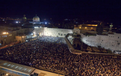 Des milliers de juifs se réunissent pour la prière au mur Occidental dans la Vieille Ville de Jérusalem, à la veille de Yom Kippour, le jour juif du Grand Pardon, le 13 septembre 2013 (Crédit : Dror Garti / Flash90)