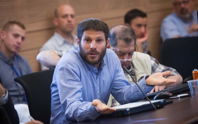 Bezalel Smotrich, député HaBayit HaYehudi, à la Knesset, le 8 juin 2015. (Crédit : Miriam Alster/Flash90) Bezalel Smotrich, député HaBayit HaYehudi, à la Knesset, le 8 juin 2015. (Crédit : Miriam Alster/Flash90)