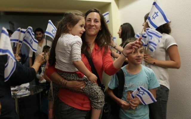 Des immigrants juifs de France arrivent à Tel Aviv, le 28 juillet 2015. (Crédit : Zed Films) Des immigrants juifs de France arrivent à Tel Aviv, le 28 juillet 2015. (Crédit : Zed Films)