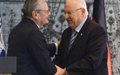 Le président Reuven RIvlin et le président allemand Joachim Gauck (Crédit : Mark Neyman/GPO)