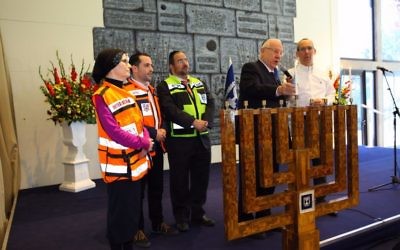 Reuven Rivlin et les forces de premier secours (Crédit : Autorisation)