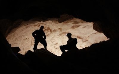 Des archéologues découvrent le premier objet en plomb utilisé au Moyen-Orient dans une grotte au sud de Beer-Sheva (Crédit : Boaz Langford et Micka Ullman)