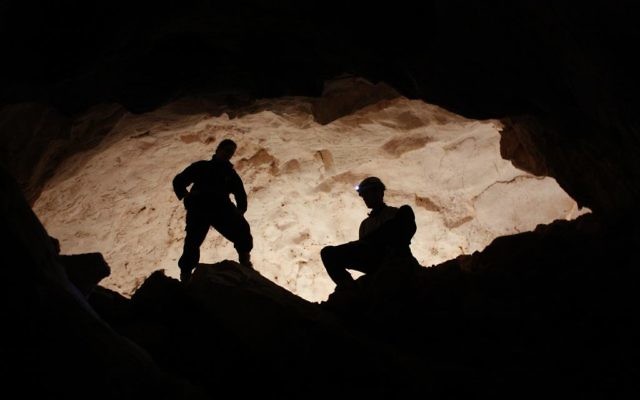 Des archéologues découvrent le premier objet en plomb utilisé au Moyen-Orient dans une grotte au sud de Beer-Sheva (Crédit : Boaz Langford et Micka Ullman)