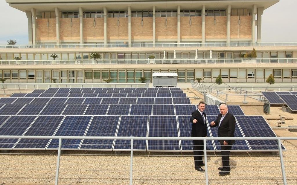 Yuli Edelstein, l'ancien président de la Knesset, à gauche, et Ronen Flut, l'ancien directeur-général de la Knesset, dans un champ solaire en dehors de la Knesset, le 29 mars 2015. (Crédit : Knesset)
