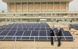 Yuli Edelstein, l'ancien président de la Knesset, à gauche, et Ronen Flut, l'ancien directeur-général de la Knesset, dans un champ solaire en dehors de la Knesset, le 29 mars 2015. (Crédit : Knesset)