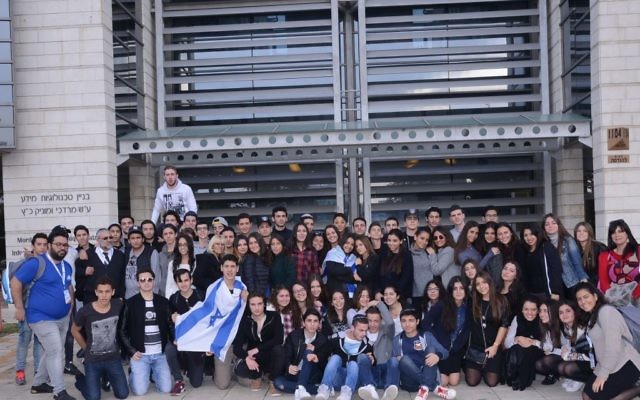 Des étudiants français en visite à l'université de Bar-Ilan dans le cadre du programme Bac Bleu Blanc (Crédit : université de Bar-Ilan) Des étudiants français en visite à l'université de Bar-Ilan dans le cadre du programme Bac Bleu Blanc (Crédit : université de Bar-Ilan)