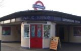 Illustration de l'entrée de la station de métro Leytonstone à Londres (Crédit : Sunil060902 / Wikipedia)