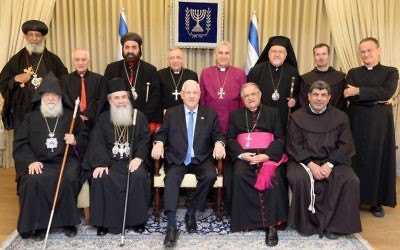 Le président Reuven Rivlin et les dirigeants de la communauté chrétienne à la réception traditionnelle pour la nouvelle année civile, le 28 décembre 2015 à Jérusalem (Crédit : Mark Neyman/GPO)