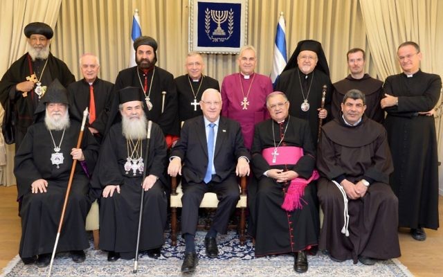 Le président Reuven Rivlin et les dirigeants de la communauté chrétienne à la réception traditionnelle pour la nouvelle année civile, le 28 décembre 2015 à Jérusalem (Crédit : Mark Neyman/GPO) Le président Reuven Rivlin et les dirigeants de la communauté chrétienne à la réception traditionnelle pour la nouvelle année civile, le 28 décembre 2015 à Jérusalem (Crédit : Mark Neyman/GPO)