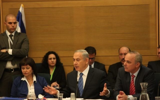 Benjamin Netanyahu, au centre, et Yuval Steinitz, à droite, devant la commission des Affaires économiques de la Knesset le 8 décembre 2015. (Crédit : porte-parole de la Knesset) Benjamin Netanyahu, au centre, et Yuval Steinitz, à droite, devant la commission des Affaires économiques de la Knesset le 8 décembre 2015. (Crédit : porte-parole de la Knesset)