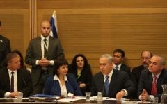 Le Premier ministre Benjamin Netanyahu défend l'accord controversé sur le gaz devant la commission des Affaires Economiques de la Knesset le 8 décembre 2015 (Crédit : porte-parole de la Knesset)