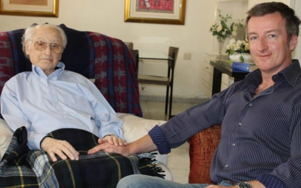 Les co-auteurs de "L'Ambassadeur": l'ancien diplomate Yehuda Avner (à droite) et l'écrivain Matt Rees dans l'appartement d'Avner à Jérusalem. (Crédit : autorisation)