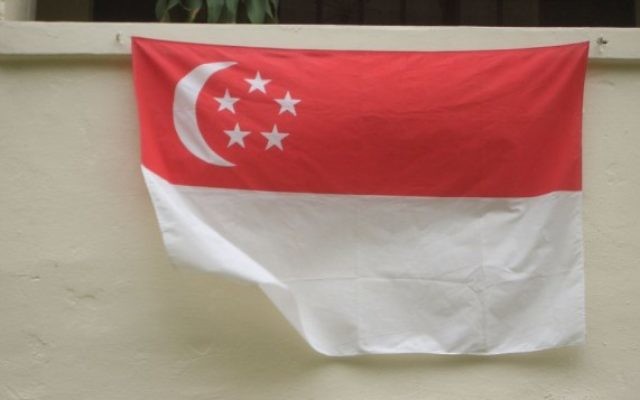 Photo illustrative d'un drapeau de Singapour (CC BY René Modery via Wikimedia Commons)