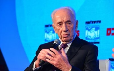 Shimon Peres lors d'une interview avec le correspondant de la CNN Richard Quest au Globes Business Conference (Crédit : Tamar Matzfi, Globes)
