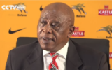 Tokyo Sexwale annonçant sa candidature à la présidence de la FIFA le 27 octobre 2015 (Crédit : Capture d'écran YouTube)