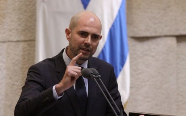 Le député Likud Amir Ohana à la Knesset le 28 décembre 2015 (Photo: Porte-parole de la Knesset)