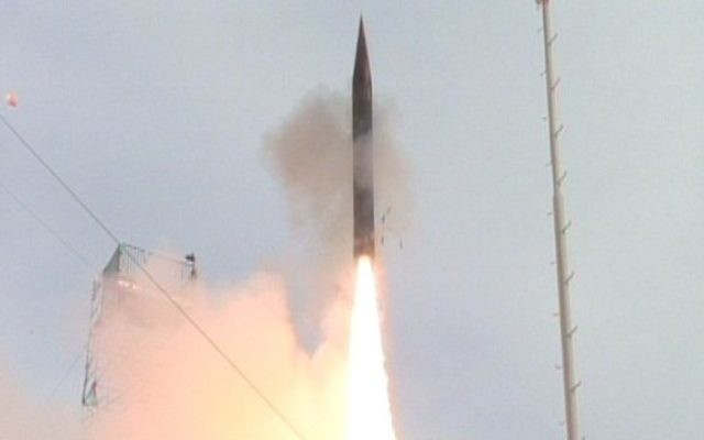 Un vol réussi de l'intercepteur de missiles du système Arrow 3, le 3 janvier 2014. (Crédit : ministère de la Défense) Un vol réussi de l'intercepteur de missiles du système Arrow 3, le 3 janvier 2014. (Crédit : ministère de la Défense)