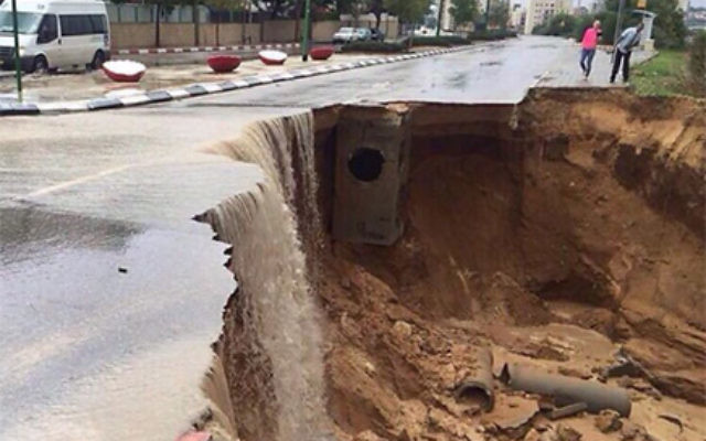Une rue effondrée à Ashkelon le 17 décembre 2015. (Crédit : porte-parole de la police)