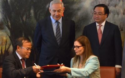 Le Premier ministre Benjamin Netanyahu et le vice Premier ministre vietnamien Hoàng Trung Hải lors de la signature d'un memorandum d'entente entre les deux pays, à la Knesset le 2 décembre 2015 (Photo: Kobi Gideon / GPO)