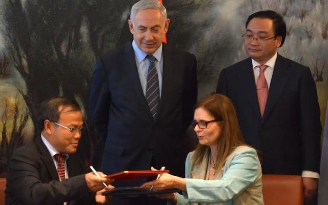 Le Premier ministre Benjamin Netanyahu et le vice Premier ministre vietnamien Hoàng Trung Hải lors de la signature d'un memorandum d'entente entre les deux pays, à la Knesset le 2 décembre 2015 (Photo: Kobi Gideon / GPO)