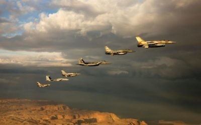 Des avions de combat israéliens et étrangers participent à un entraînement aérien dans un ciel nuageux au dessus du désert du Néguev pendant l'exercice «Blue Flag» à l'aérodrome d'Ovda près d'Eilat, le 27 octobre 2015. (Crédit : armée de l'air israélienne )